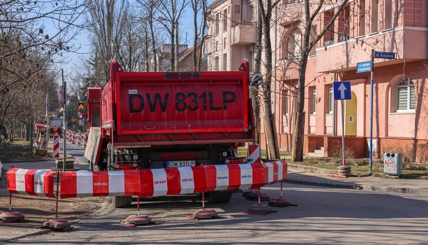 7 marca ruszyły prace remontowe na ul. Przybyszewskiego związane z poszerzaniem tej ulicy.