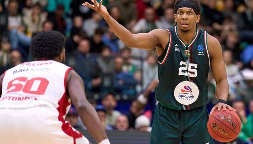 Rozgrywający Ślaska Kadre Gray cały czas jest kontuzjowany. Na zdjęciu Gray z piłką w czasie meczu z Bahcesir Stambuł w EuroCup