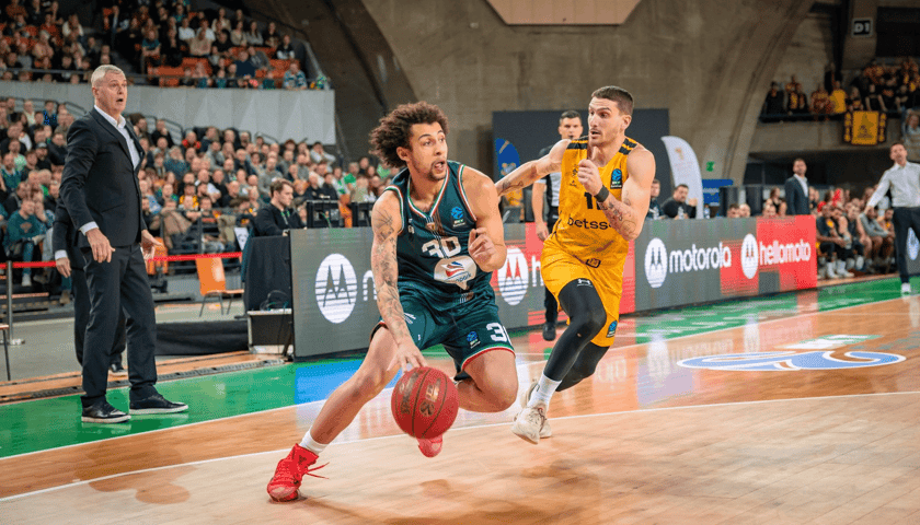 Zdjęcie ilustracyjne - dwóch koszykarzy biegnie po parkiecie w Hali Stulecia - mecz Śląsk Wrocław - Aris Saloniki