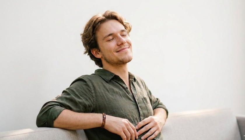 Ilustracja przedstawiająca młodego, zrelaksowanego mężczyznę