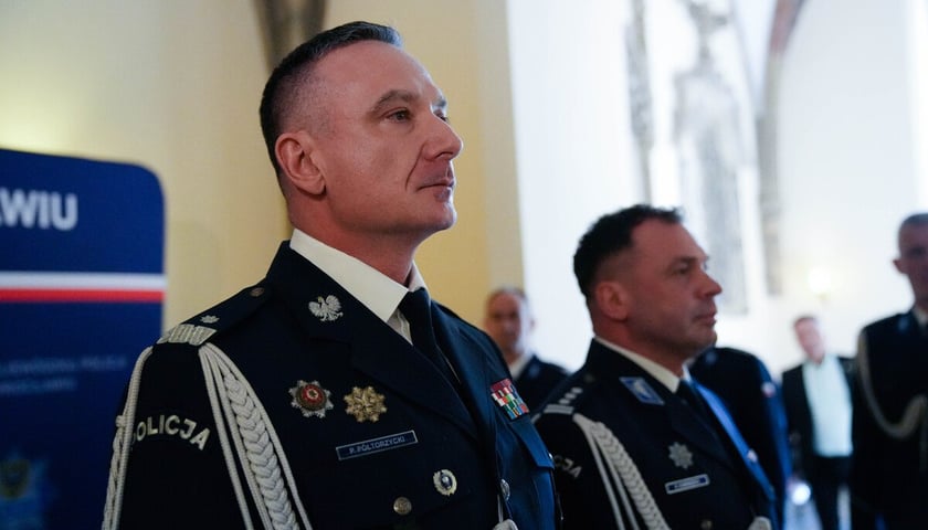 Ślubowanie nowoprzyjętych policjantów garnizonu dolnośląskiego w Sali Rycerskiej wrocławskiego Ratusza.