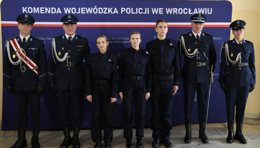Ślubowanie nowoprzyjętych policjantów garnizonu dolnośląskiego w Sali Rycerskiej wrocławskiego Ratusza.