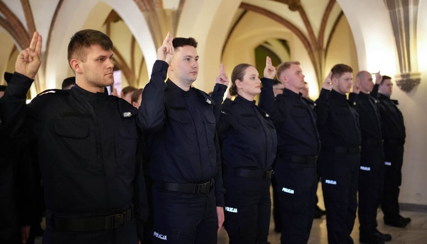 Ślubowanie nowoprzyjętych policjantów garnizonu dolnośląskiego w Sali Rycerskiej wrocławskiego Ratusza.