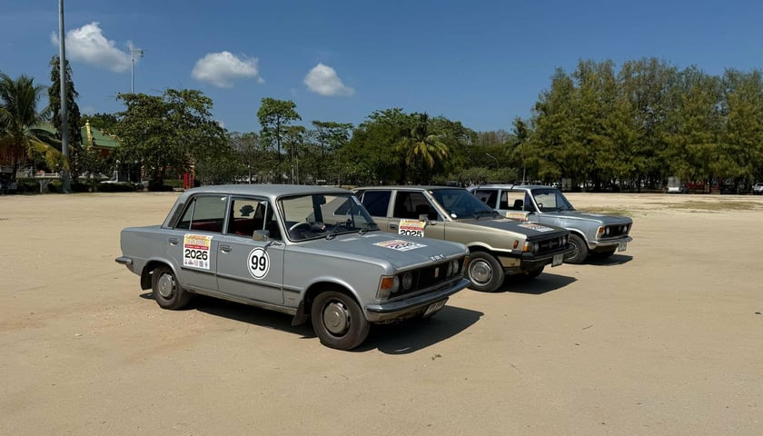 <p>Samochody biorące udział w wyprawie "Z Ziemi tajskiej do Polski"</p>