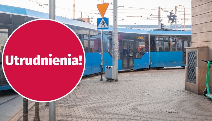 Zdjęcie ilustracyjne - tramwaj na zakręcie ulicy, w prawej części czerwone koło z białym napisem "Utrudnienia".