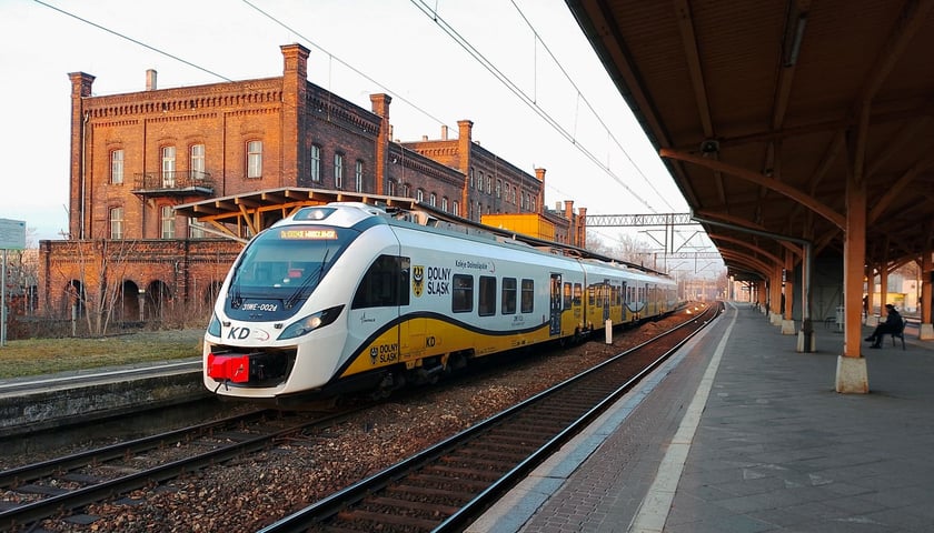 Pociąg KD na stacji Wrocław Nadodrze przed wyruszeniem w kurs do Dobrzykowic Wrocławskich przez Wrocław Swojczyce 