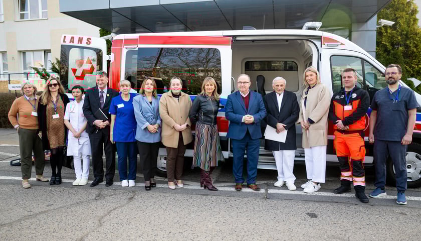 Ambulans dofinansowany przez Miasto Wrocław i Starostwo Powiatowe dla Wojewódzkiego Szpitala Specjalistycznego przy ul. Kamieńskiego we Wrocławiu. Uczestnicy konferencji prasowej stoją przed karetką.
