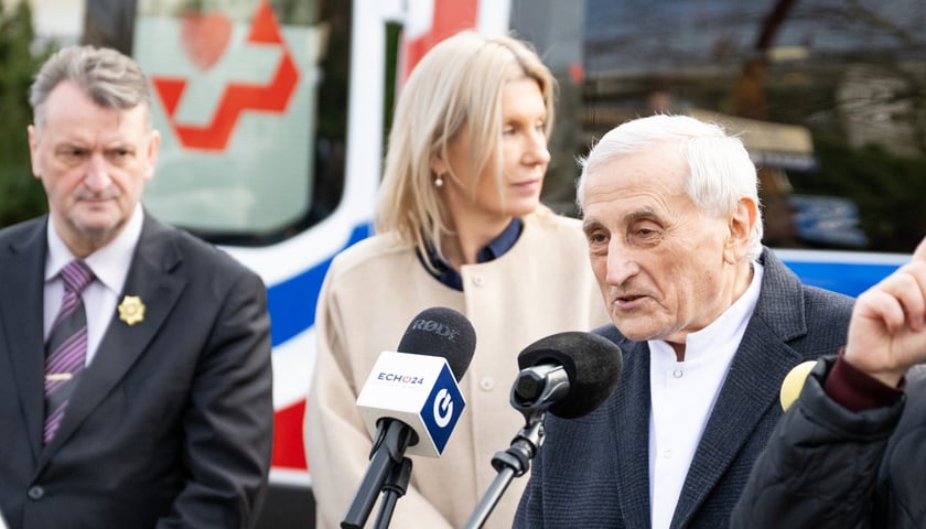 <p>Prof. Wojciech Witkiewicz: Karetka umożliwia bezpieczny i komfortowy przew&oacute;z do domu chorego lub innej plac&oacute;wki medycznej</p>