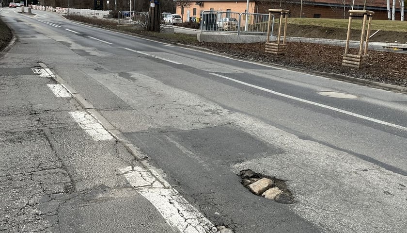 Ulica Kiełczowska przed remontem, marzec 2026