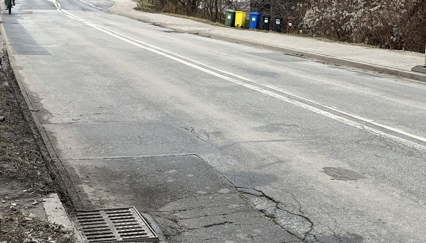 Ulica Kiełczowska przed remontem, marzec 2026