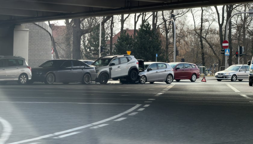 4 zderzone ze sobą samochody pod wiaduktem na Żmigrodzkiej