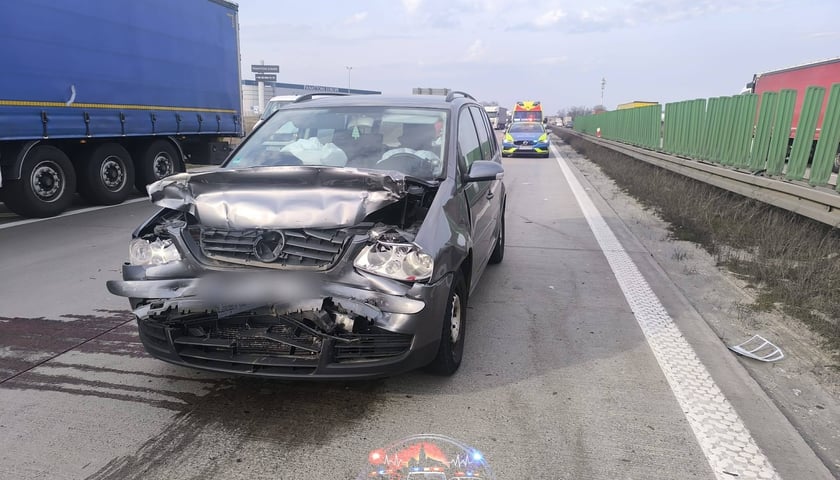 Zdjęcie rozbitego samochodu na autostradzie A4.