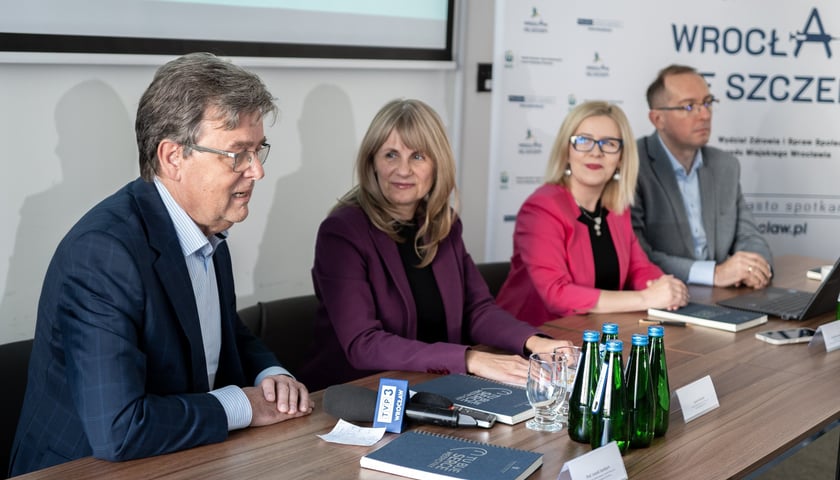 <p>Pierwszy z lewej prof. dr hab. Leszek Szenborn</p>