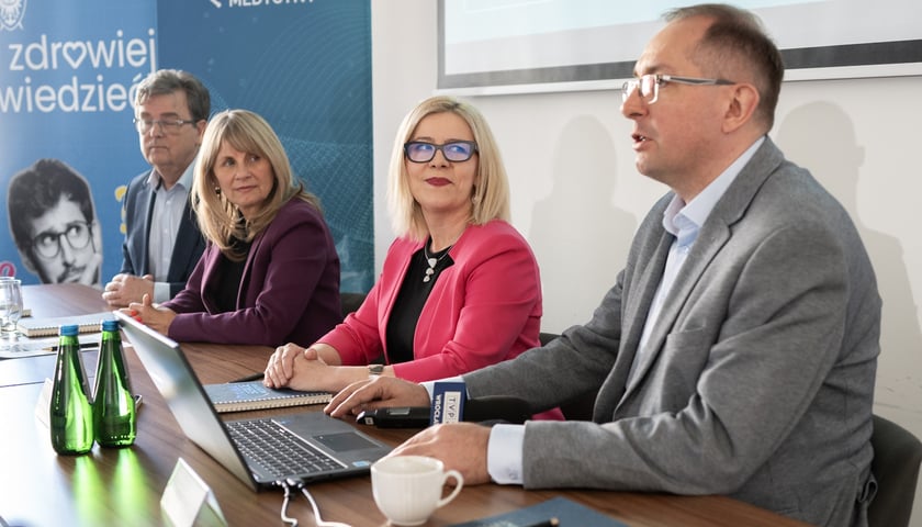 <p>dyrektor Jakub Sojka (pierwszy od prawej)</p>