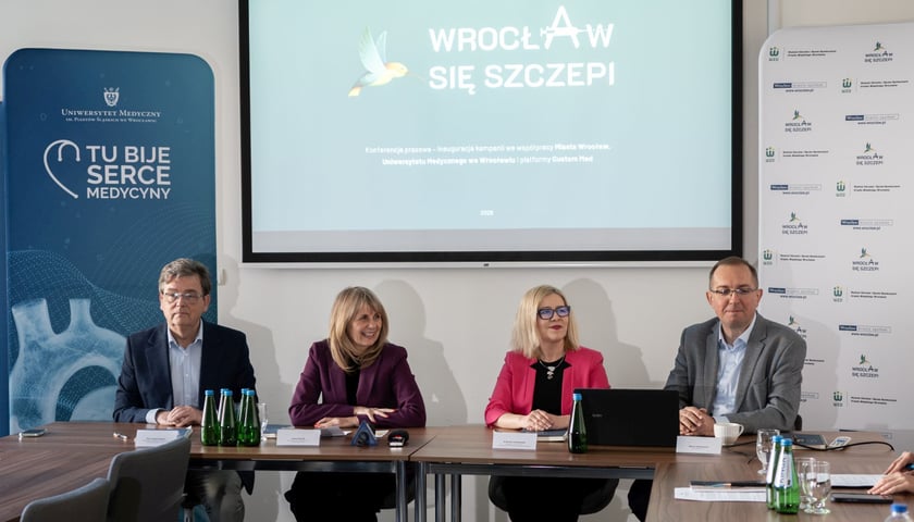Od lewej: prof. dr. hab. Leszek Szenborn, dyrektor Joanna Nyczak, dr Kamila Ludwikowska, Marcin Kwiatkowski, prezes Animativ