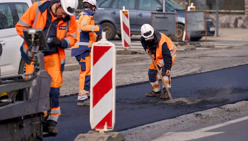 Układanie masy bitumicznej na ulicy Powstańców Śląskich 