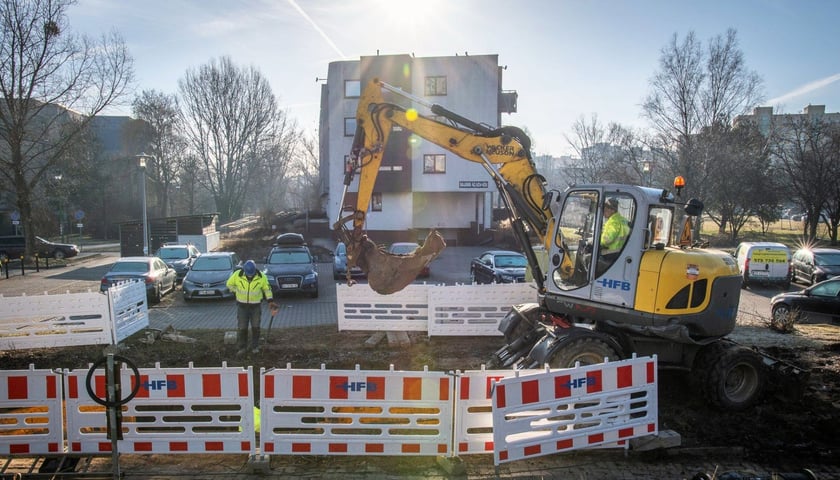Prace przy budowie wodociągu na ulicy Bajana 