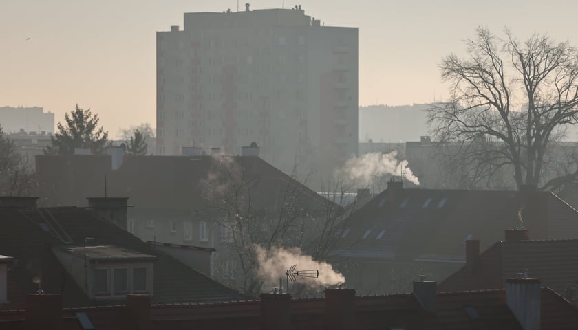 <p>Wymiana piec&oacute;w w ostatnich dw&oacute;ch tysiącach mieszkań wpłynie na poprawę jakości powietrza we Wrocławiu</p>