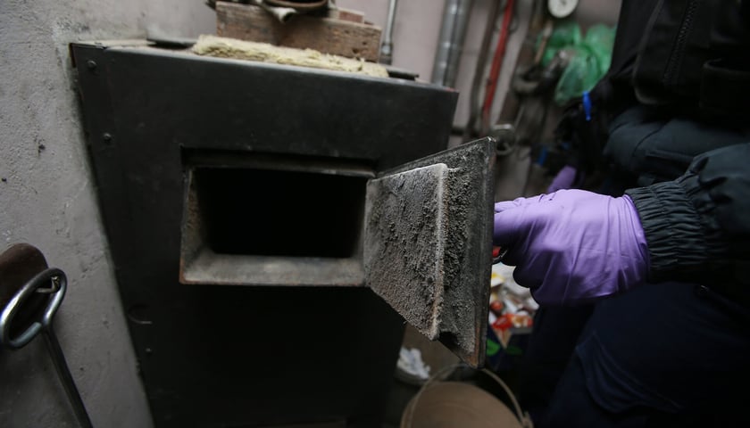 <p>Wymiana starych piec&oacute;w to nie kwestia indywidualnej decyzji, a obowiązek nałożony uchwałą</p>