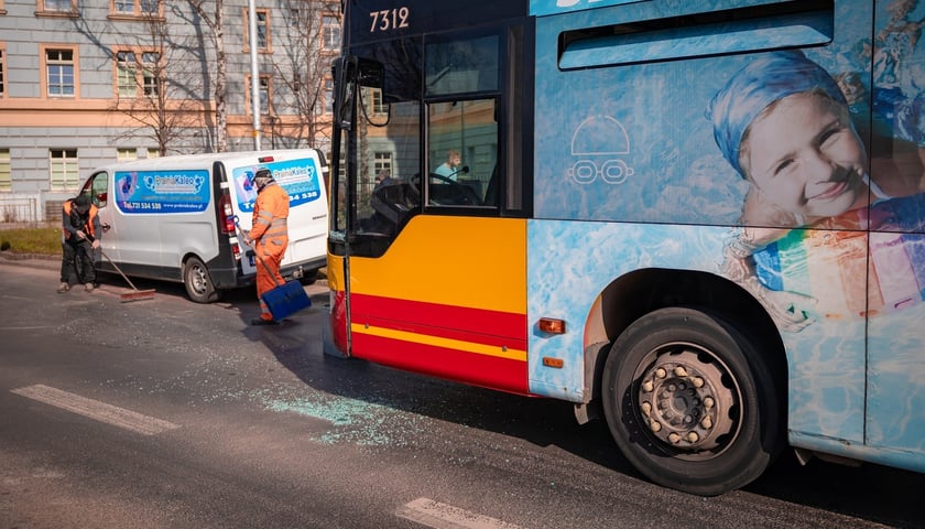 Zderzenie autobusu z busem na ulicy Piłsudskiego w pobliżu Pl. Orląt Lwowskich 