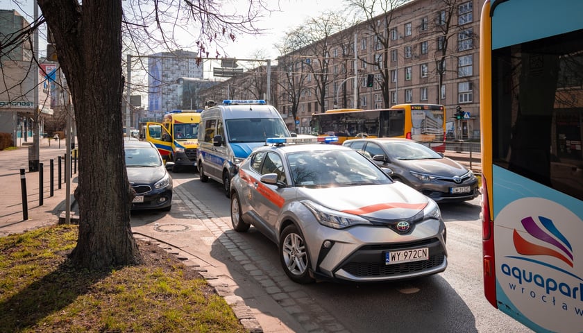 Zderzenie autobusu z busem na ulicy Piłsudskiego w pobliżu Pl. Orląt Lwowskich