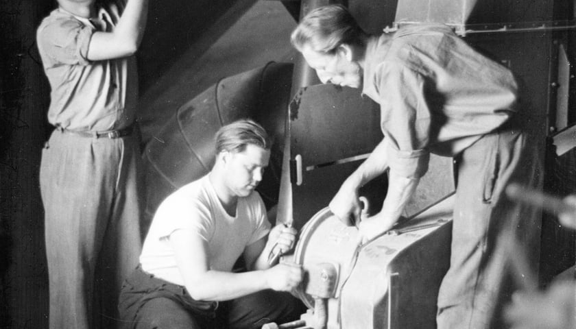 W latach 50. XX wieku, praca wrzała w elewatorze