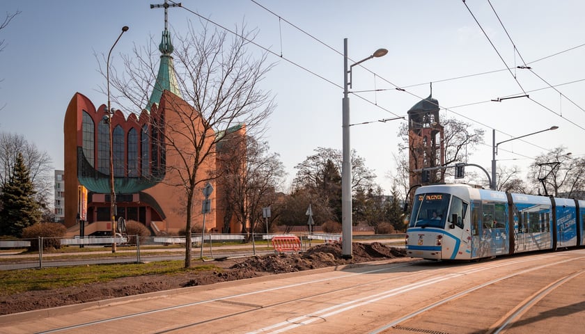 Na Bardzkiej w sąsiedztwie kościoła Ducha Świętego w miejscu dawnego torowiska powstała trasa, którą mogą poruszać się zarówno tramwaje, jak i autobusy 