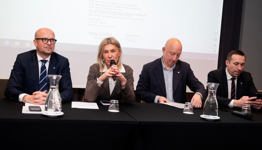 Kobieta i trzech mężczyzn. Od lewej strony siedzą: wiceprezydenci Wrocławia – Jakub Mazur i Renata Granowska. Pierwszy z prawej strony siedzi marszałek województwa dolnośląskiego Paweł Gancarz.