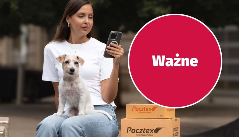 Kobieta siedzi i patrzy na ekran telefonu, na jej nogach siedzi pies, w tle paczki z napisem Pocztex. Nowy atak cyberoszustów na klientów Poczty Polskiej, 12.03.2026 r.