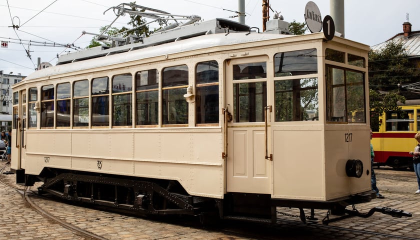 <p>Zabytkowy tramwaj LH Standard w przedwojennym, piaskowym malowaniu.&nbsp;</p>