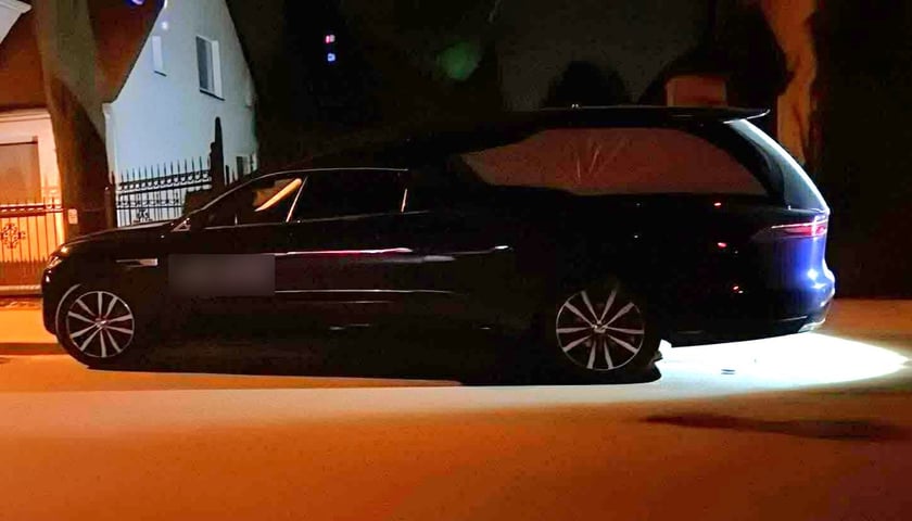 Skradziony, a następnie odzyskany przez wrocławskich policjantów karawan pogrzebowy marki Jaguar