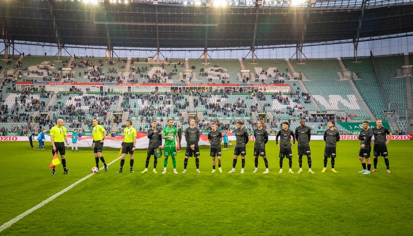 Piłkarze Śląska Wrocław, sędziowie i kibice na Tarczyński Arenie we Wrocławiu w dniu zaplanowanego meczu z Wisłą Kraków - 7.03.2026