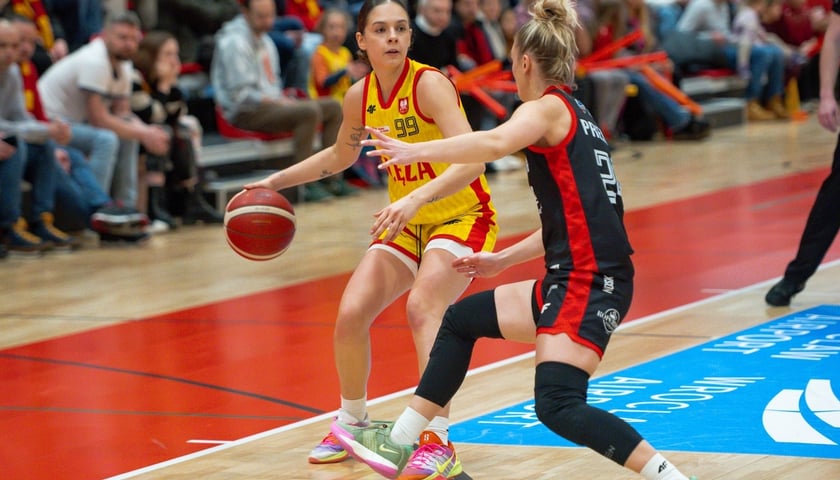 Aleksandra Mielnicka z piłką w czasie meczu z Energą Toruń w fazie zasadniczej OBLK.