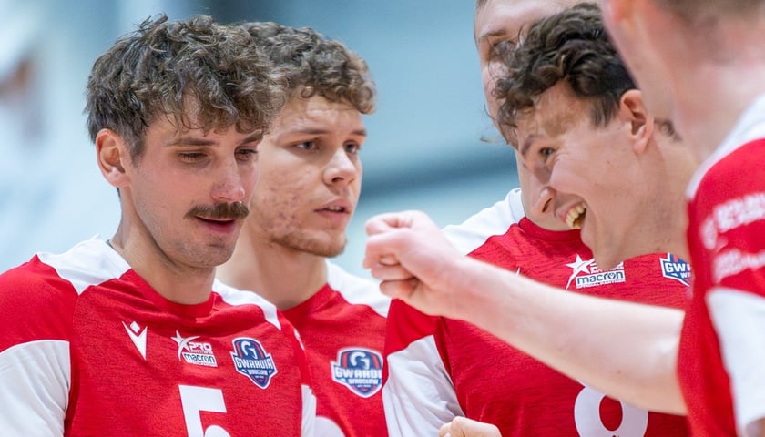 Kapitan zespołu Łukasz Lubaczewski (pierwszy z lewej) i inni zawodnicy Gwardii w meczu z zespołem z Gubina.