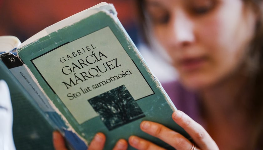 Kobieta czytająca powieść