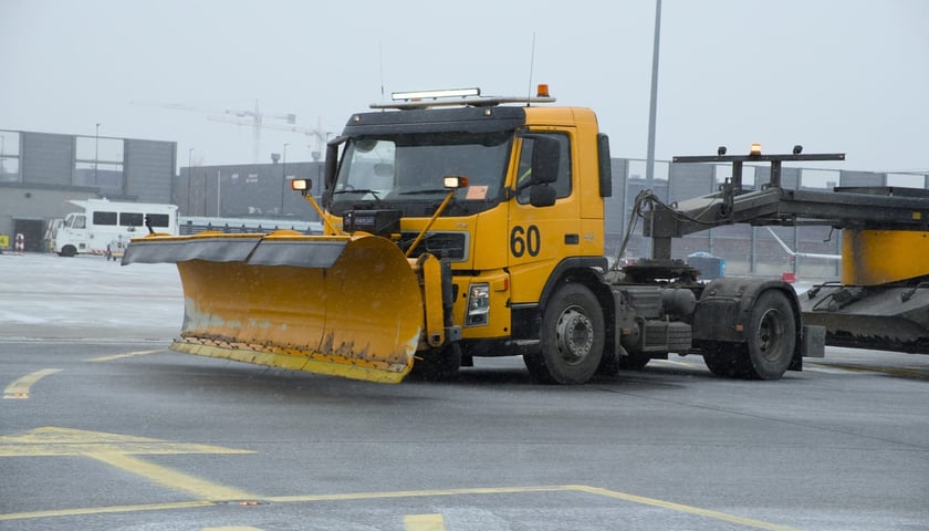 <p>Sprzęt odśnieżający na płycie wrocławskiego lotniska.</p>