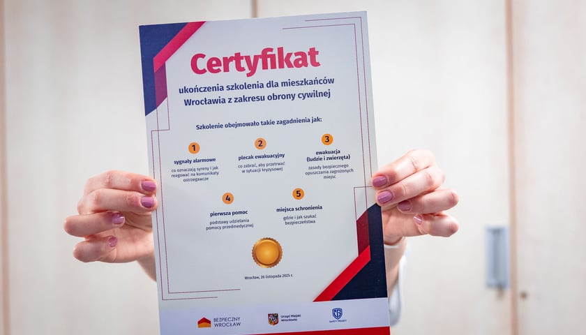 <p>Po każdym szkoleniu uczestnicy otrzymywali certyfikaty</p>