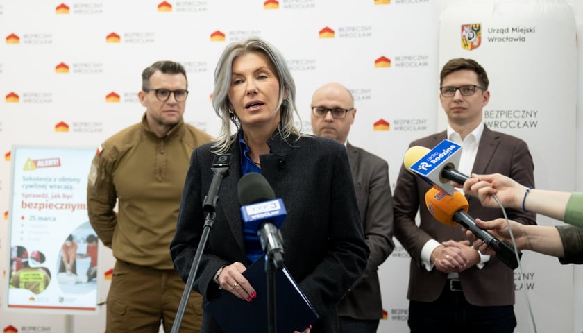Konferencja dotycząca szkoleń w ramach programu Bezpieczny Wrocław 17 marca 2026. Na pierwszym planie wiceprezydent Wrocławia Renata Granowska