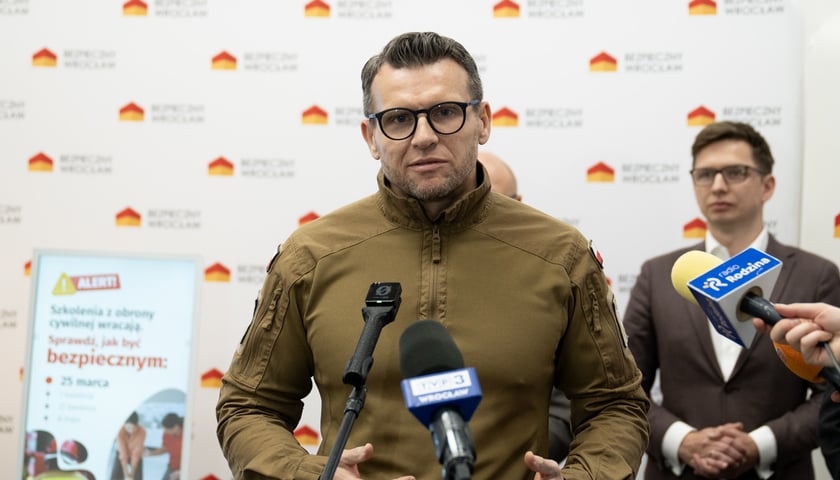 Mjr Jarosław Stelmach, prezes Safety Project, filmy odpowiedzialnej szkolenia podczas konferencji nt. szkoleń w ramach programu Bezpieczny Wrocław 17 marca 2026.