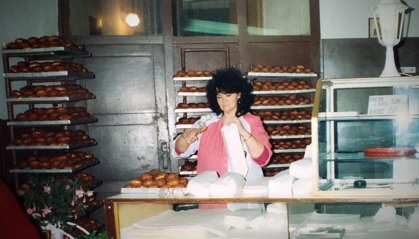 Pani Krystyna Wojczyńska za ladą w Cukierni Łomżanka w latach 70. XX w.