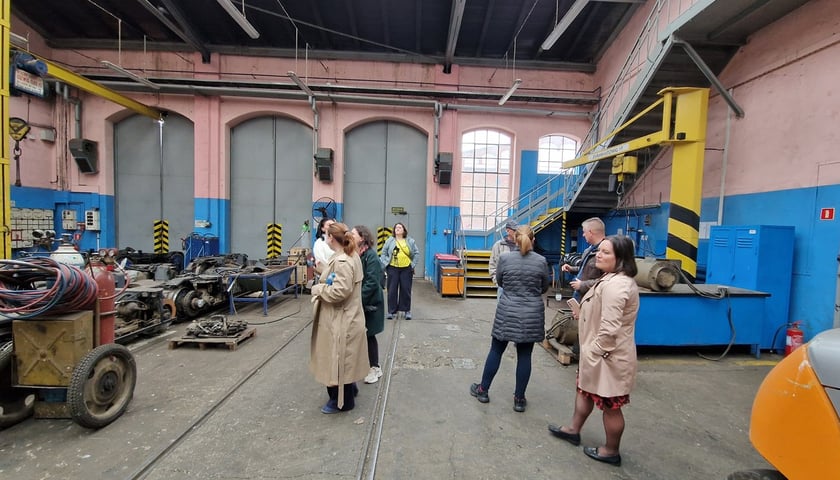 Wizyta studyjna delegacji z Bukaresztu we Wrocławiu w ramach projektu GreenPlace. Wizyta w Zajezdni Gaj.