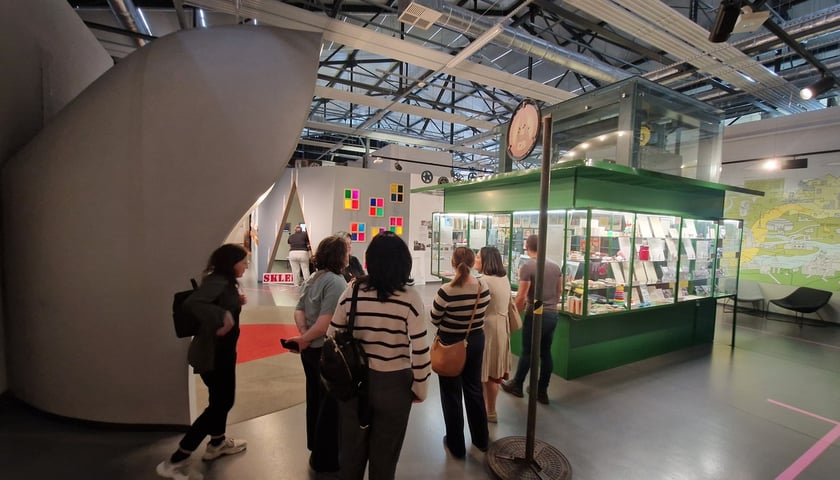 Wizyta studyjna delegacji z Bukaresztu we Wrocławiu w ramach projektu GreenPlace. Zwiedzanie Centrum Historii Zajezdnia.