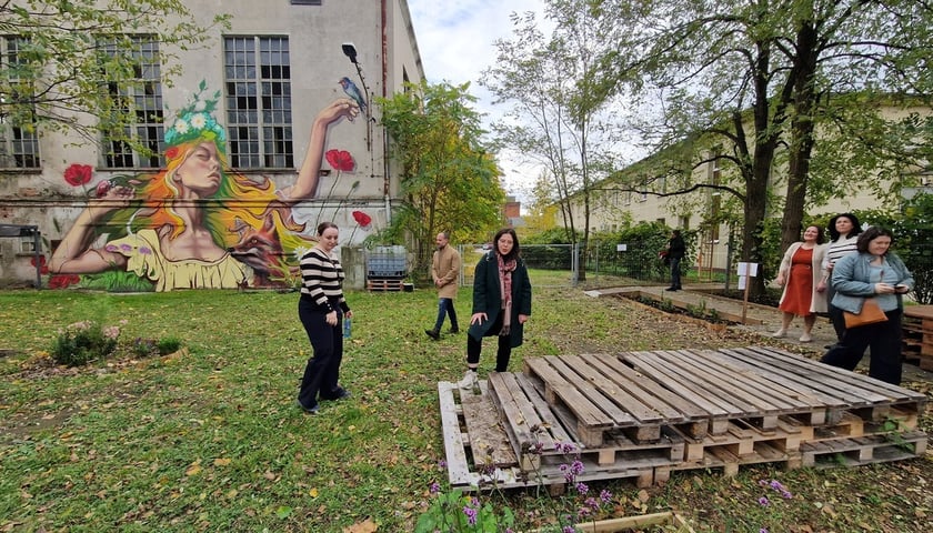 Wizyta studyjna delegacji z Bukaresztu we Wrocławiu w ramach projektu GreenPlace. Miejsce działań testowych utworzone w ramach projektu GreenPlace na terenie Zajezdni Popowice.