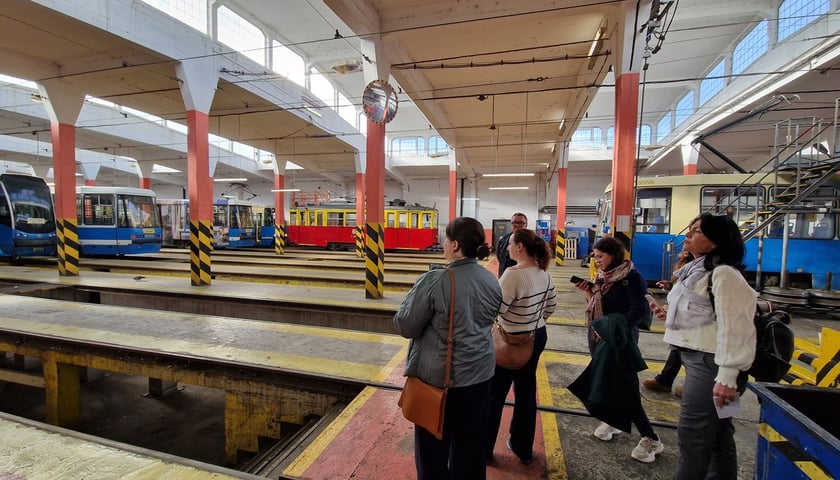 Wizyta studyjna delegacji z Bukaresztu we Wrocławiu w ramach projektu GreenPlace. Wizyta w Zajezdni Ołbin.