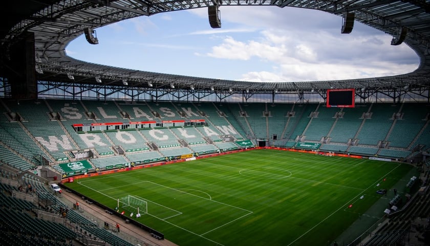 Stadion Tarczyński Arena i trybuny z napisem "Śląsk Wrocław" / zdjęcie ilustracyjne