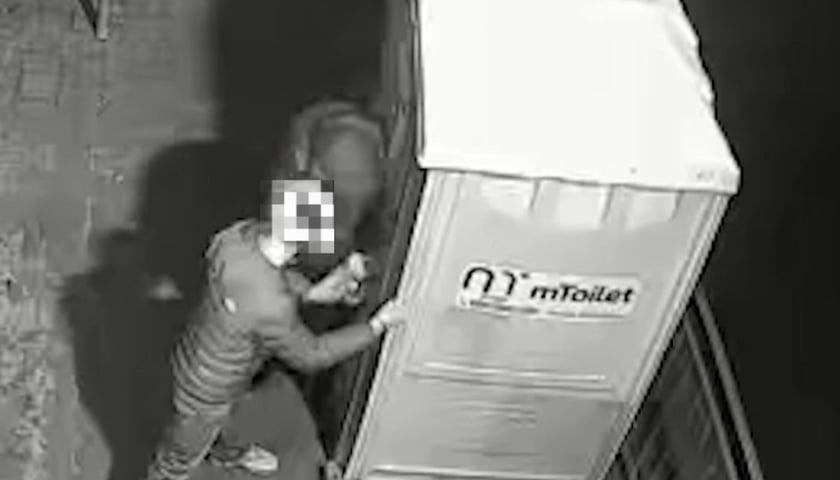 <p>Podejrzani włamywali się do zamkniętej toalety, gdzie podem podkładali ogień</p>