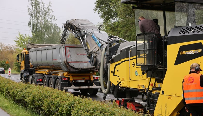 <p>Remont nawierzchni ulicy Kr&oacute;lewieckiej, zdjęcie archiwalne z 2024 roku.</p>