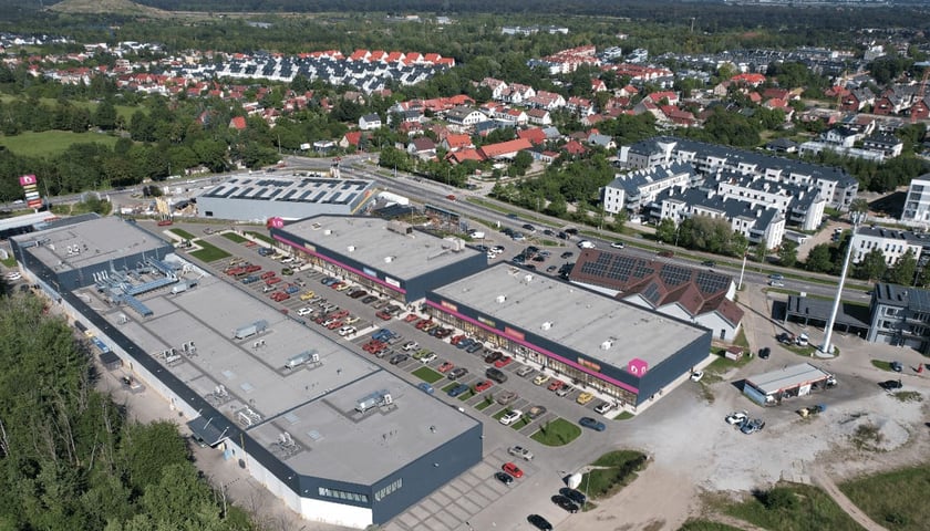 <p>Centrum handlowe N-Park Maślice, widok z drona</p>