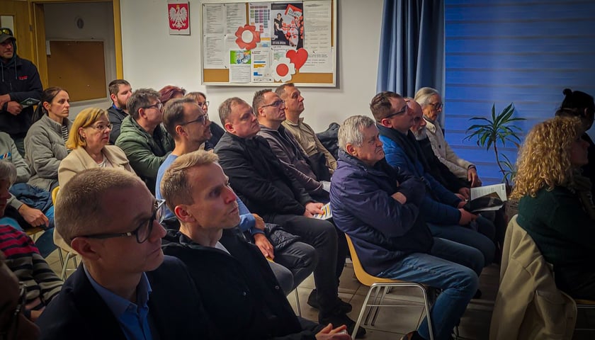 <p>Spotkanie przedstawicieli MPWiK Wrocław, Urzędu Miejskiego Wrocławia, ZDiUM-u i wykonawc&oacute;w z mieszkańcami</p>