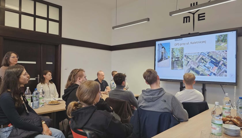 Prezentacja w ramach projektu „Innowacyjne Miasto" — prelegent omawia działalność Miejskiego Centrum Usług Socjalnych we Wrocławiu przed grupą uczestników spotkania.